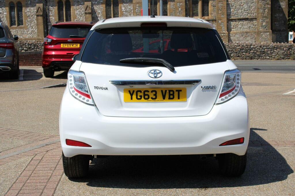 Toyota Yaris Hatchback 1.33 Dual Vvt-i Trend Euro 5 20136 White #6