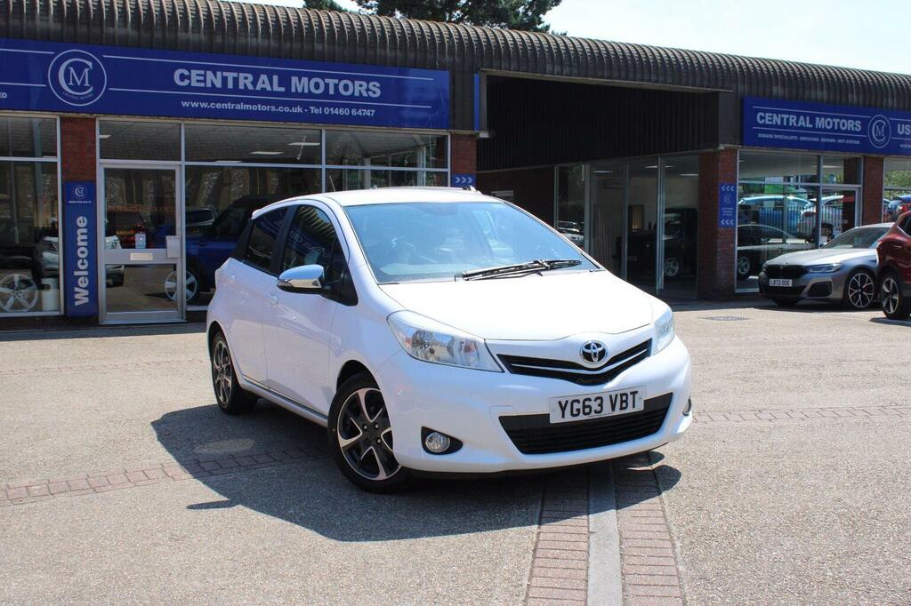 Toyota Yaris Hatchback 1.33 Dual Vvt-i Trend Euro 5 20136 White #2