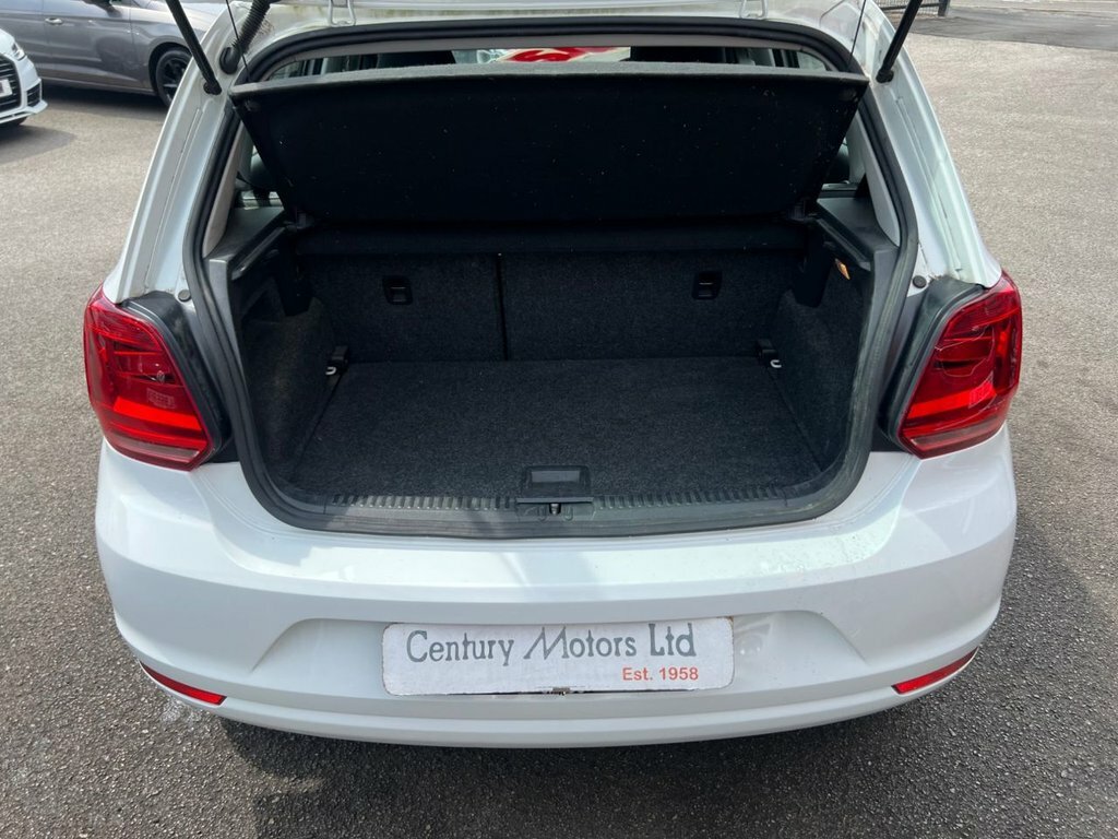 Volkswagen Polo 1L Se White #4
