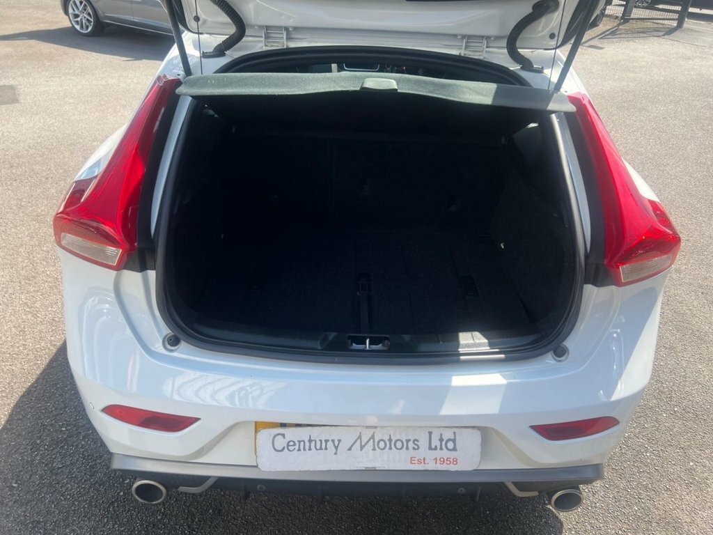 Volvo V40 2L R-design Nav White #4