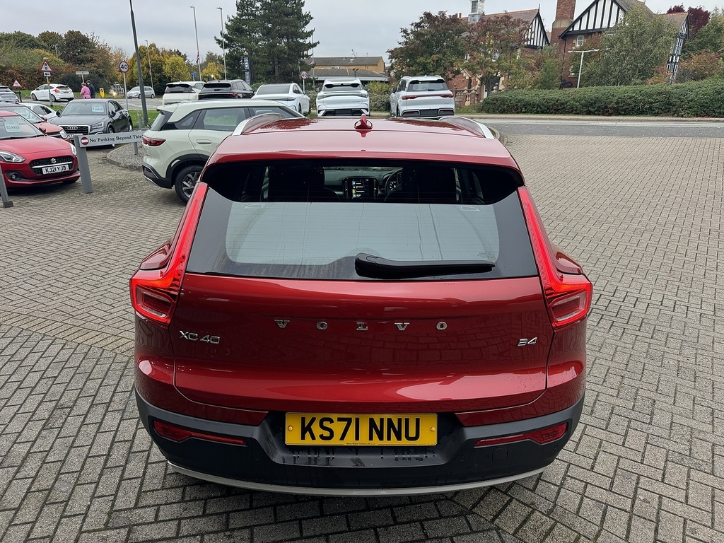 Volvo XC40 B4 Mhev Momentum Red #2