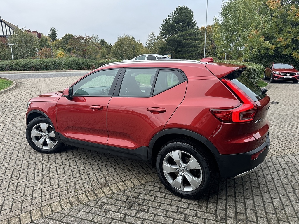 Volvo XC40 B4 Mhev Momentum Red #3