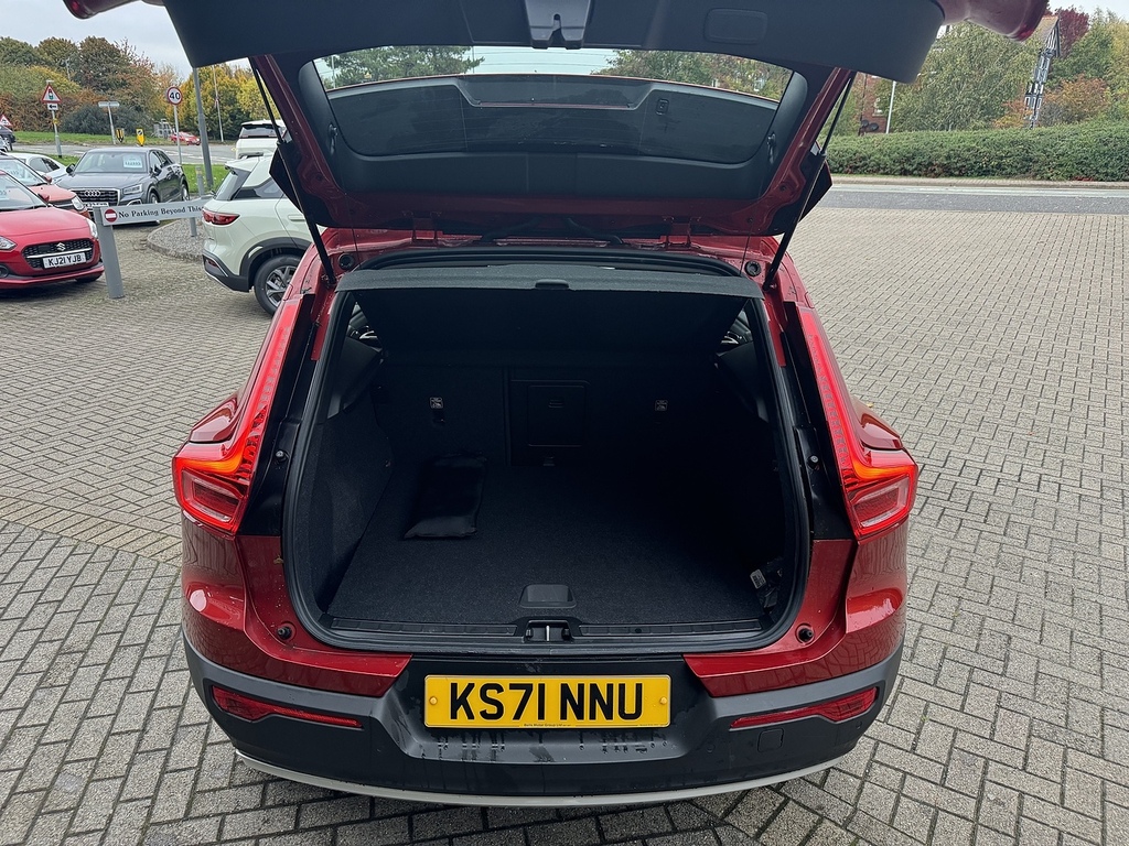 Volvo XC40 B4 Mhev Momentum Red #5