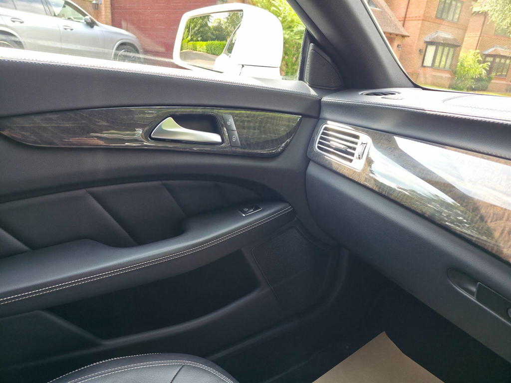 Mercedes-Benz CLS Saloon White #31