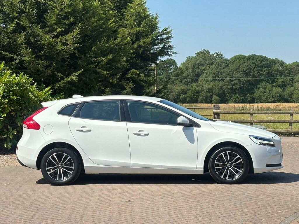Volvo V40 Hatchback 2.0 T2 Gpf Momentum Nav Plus Euro 6 Ss YL68MKP White #3