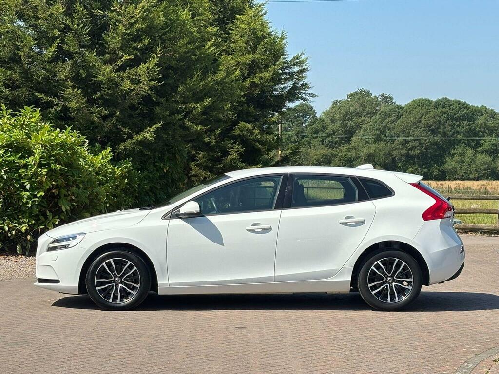 Volvo V40 Hatchback 2.0 T2 Gpf Momentum Nav Plus Euro 6 Ss YL68MKP White #4