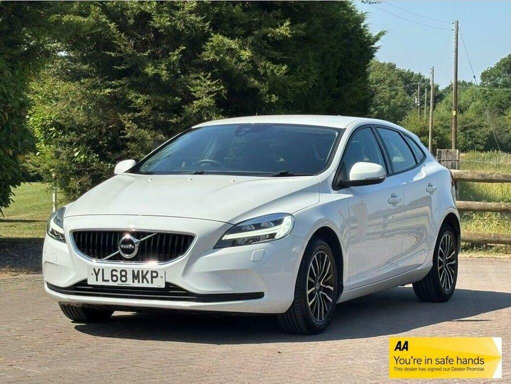 Volvo V40 Hatchback 2.0 T2 Gpf Momentum Nav Plus Euro 6 Ss White