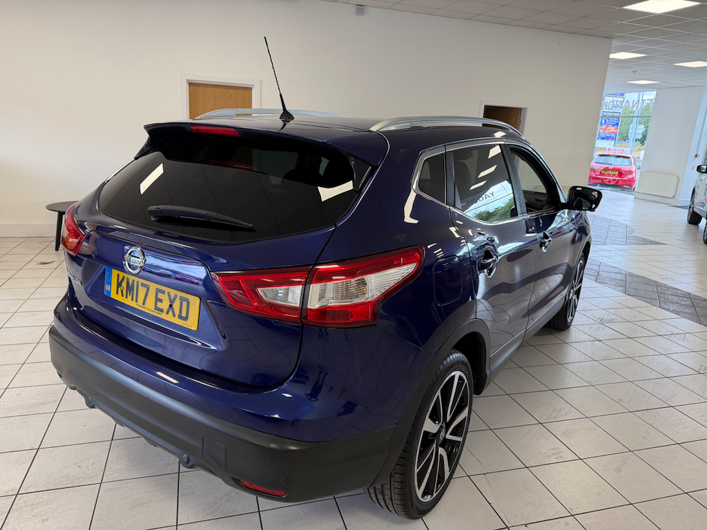 Nissan Qashqai Tekna Red #5