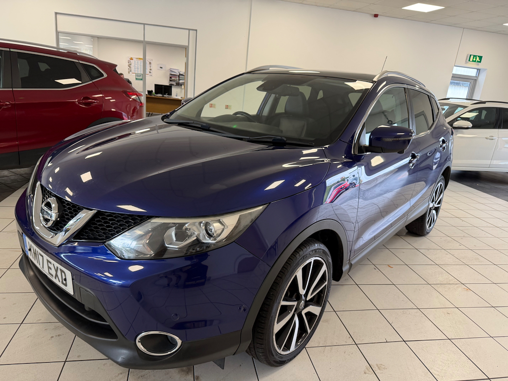 Nissan Qashqai Tekna Red #1