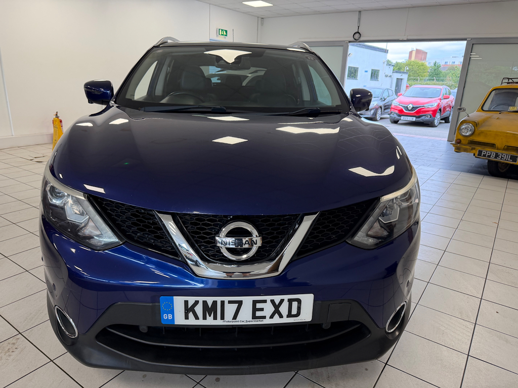Nissan Qashqai Tekna Red #3