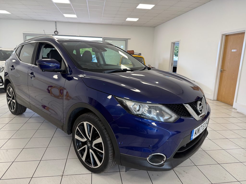 Nissan Qashqai Tekna Red #2