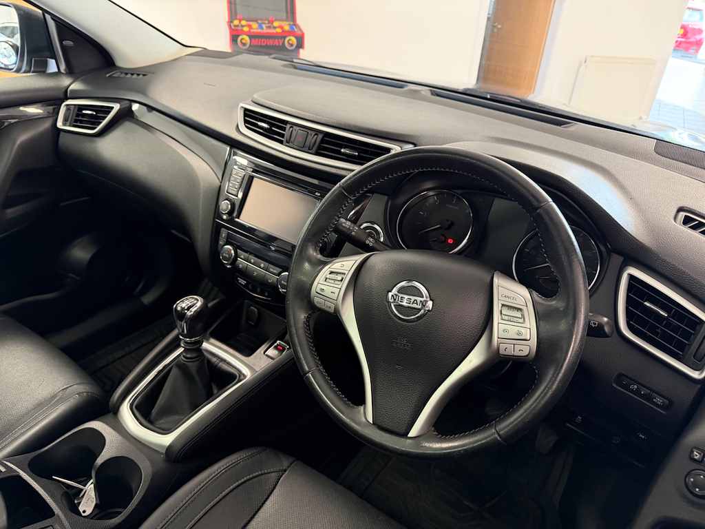 Nissan Qashqai Tekna Red #4