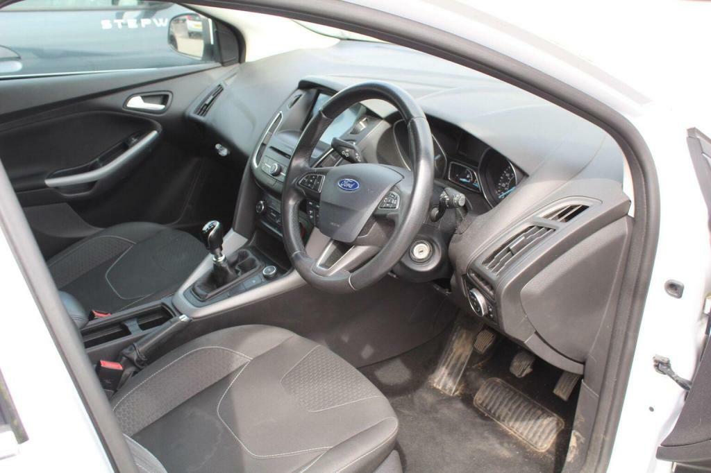 Ford Focus Hatchback 1.0T Ecoboost Zetec Edition Euro 6 Ss YT18VXR White #5