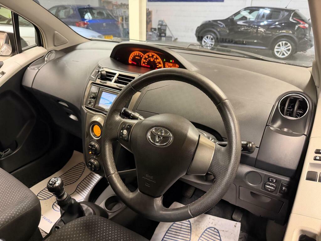 Toyota Yaris Yaris T Spirit Vvt-i Silver #13