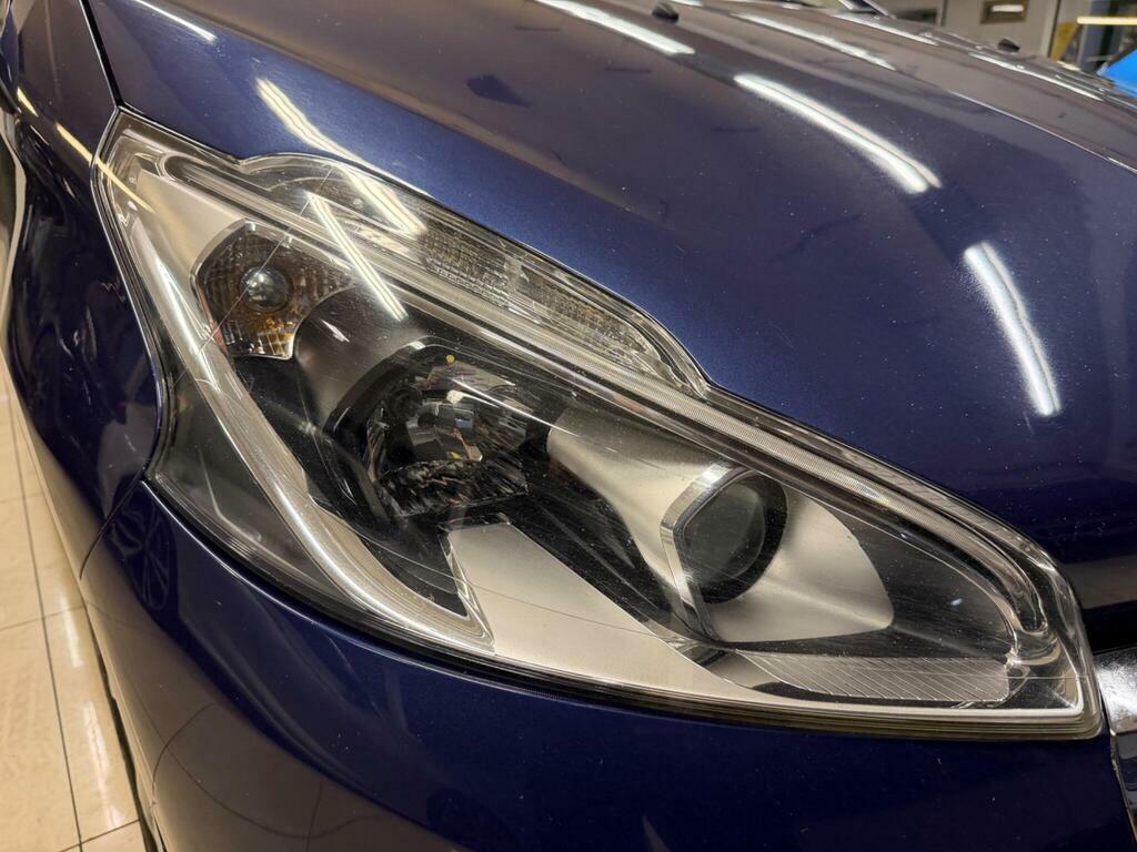 Peugeot 208 Active Black #9