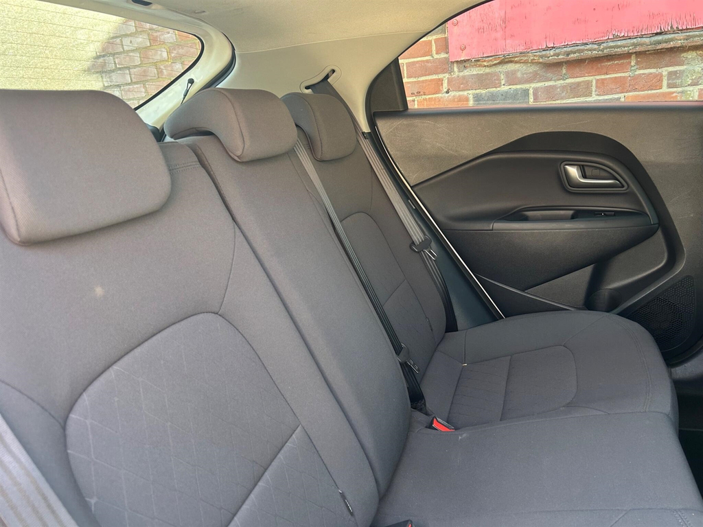 Kia RIO 1.4L 4 White #19