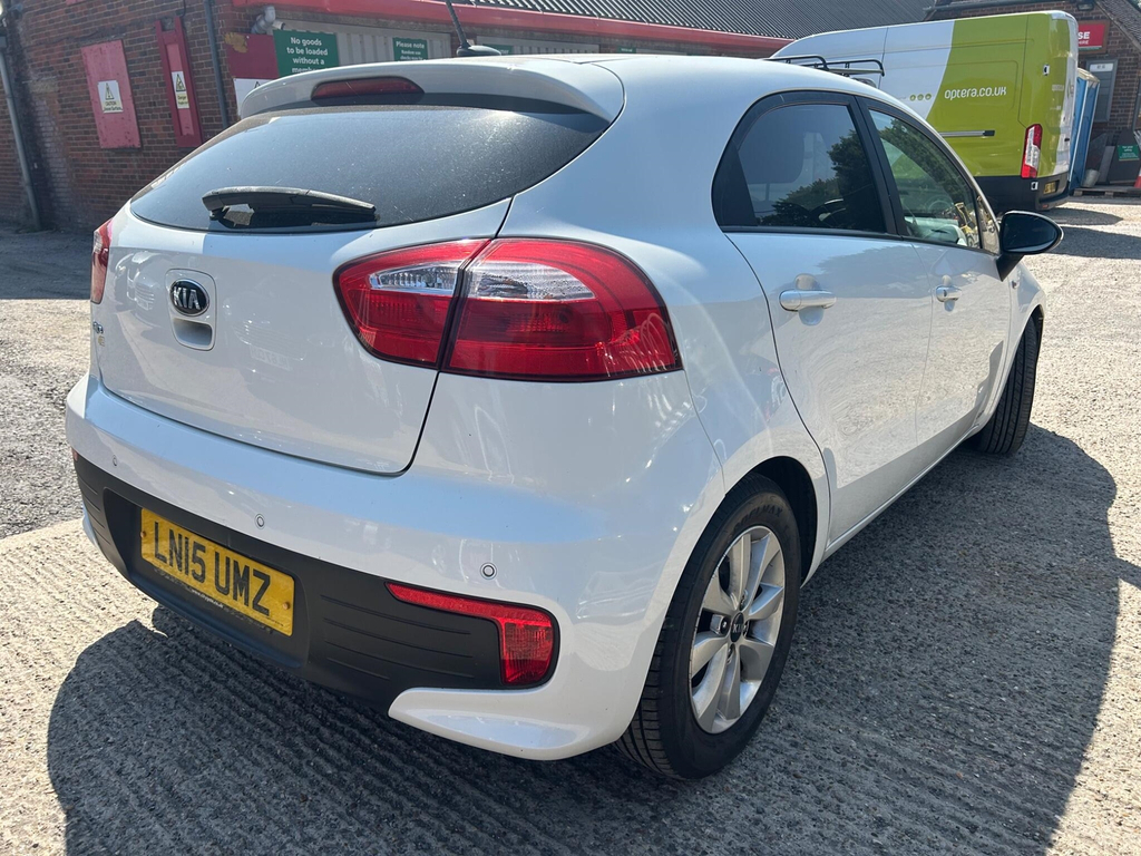 Kia RIO 1.4L 4 White #9