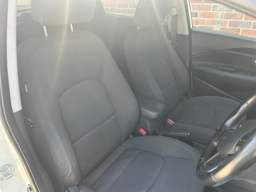 Kia RIO 1.4L 4 White #16