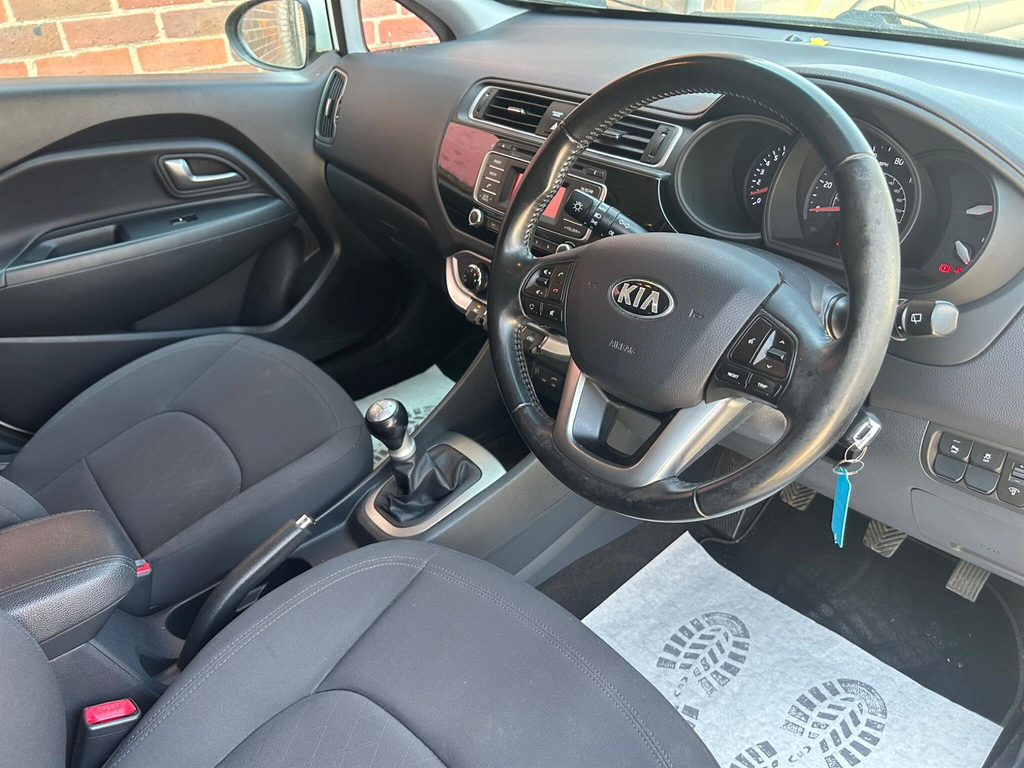 Kia RIO 1.4L 4 White #11