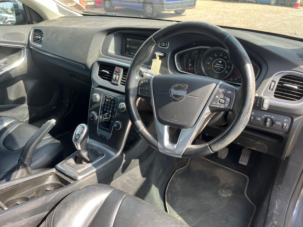 Volvo V40 2L R-design Nav White #9