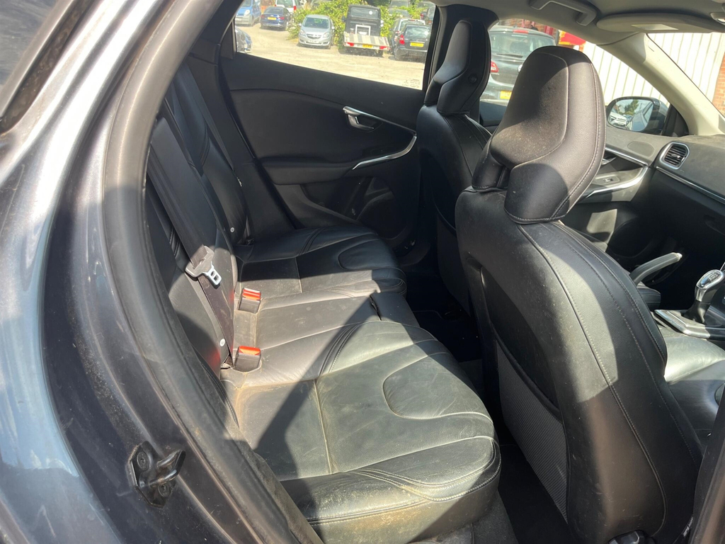 Volvo V40 2L R-design Nav White #10