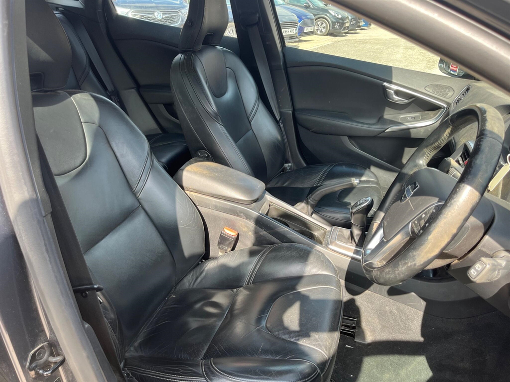 Volvo V40 2L R-design Nav White #8