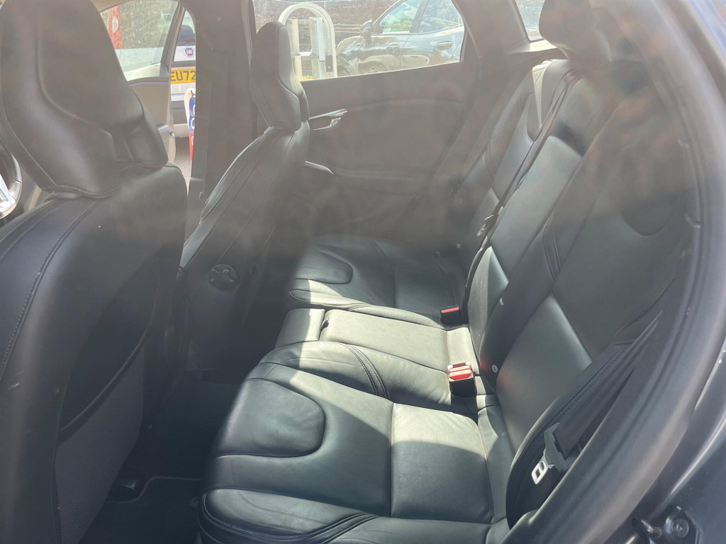 Volvo V40 2L R-design Nav White #12