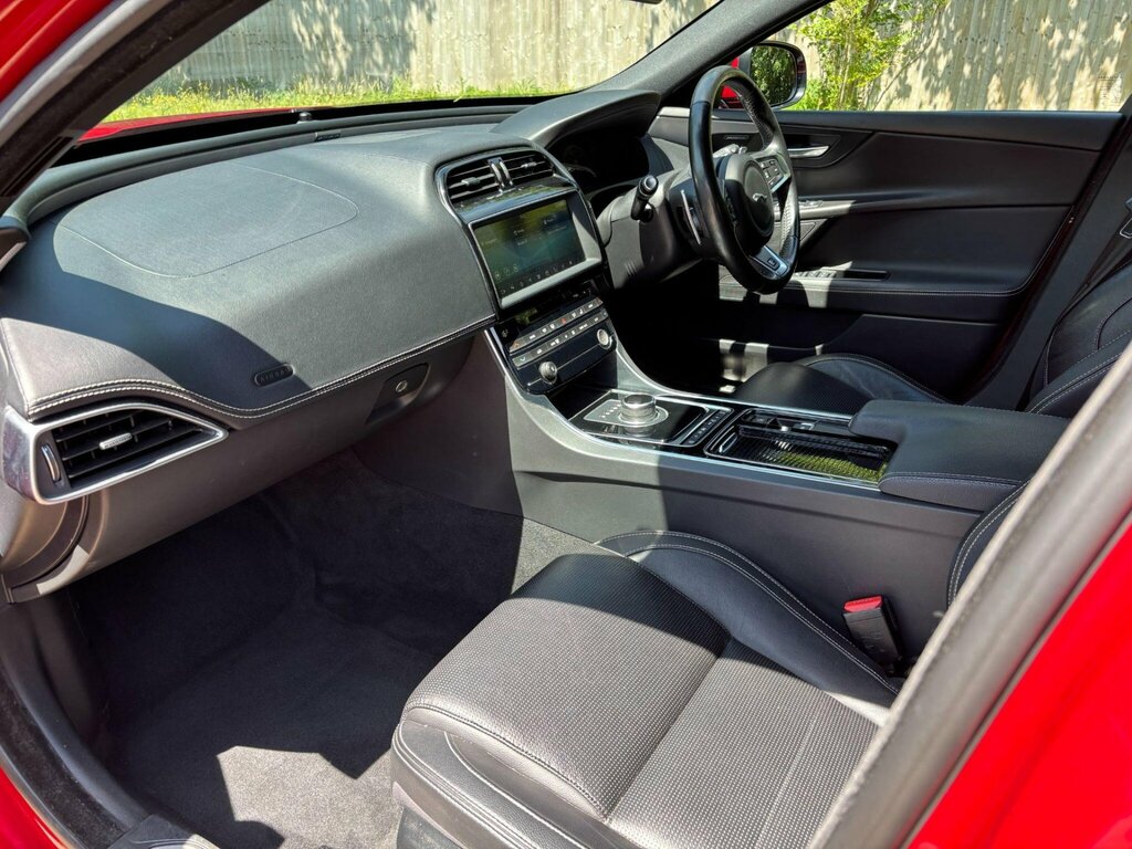 Jaguar XE 2.0I Gpf R-sport Saloon Euro 6 S White #33
