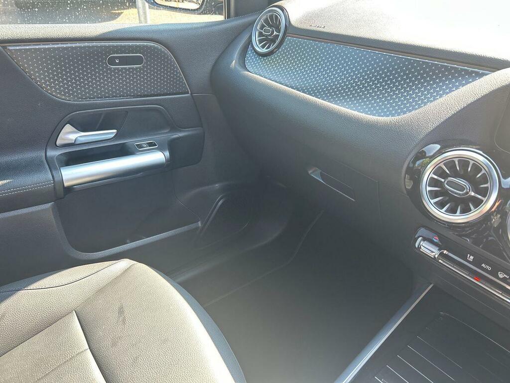 Mercedes-Benz B Class Hatchback Black #42