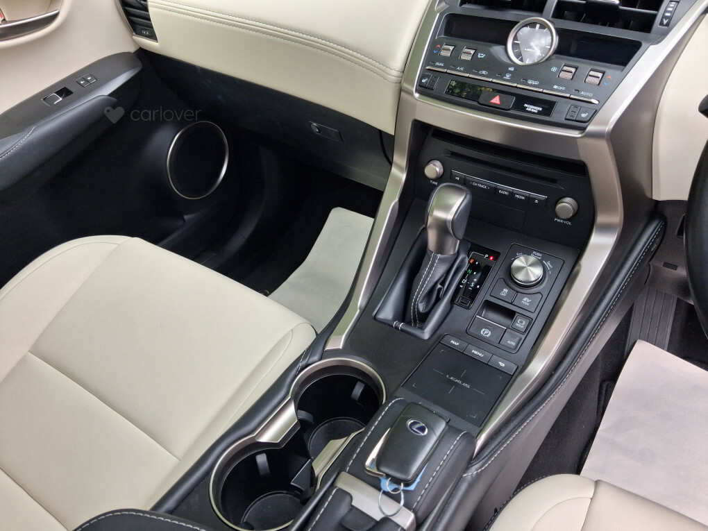 Lexus NX 2.5 300H Gpf Takumi Suv Hybrid E-cvt 4W Silver #35