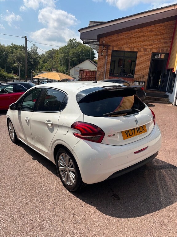 Peugeot 208 Blue Hdi S S Allure Hatchback YL17HLX White #3