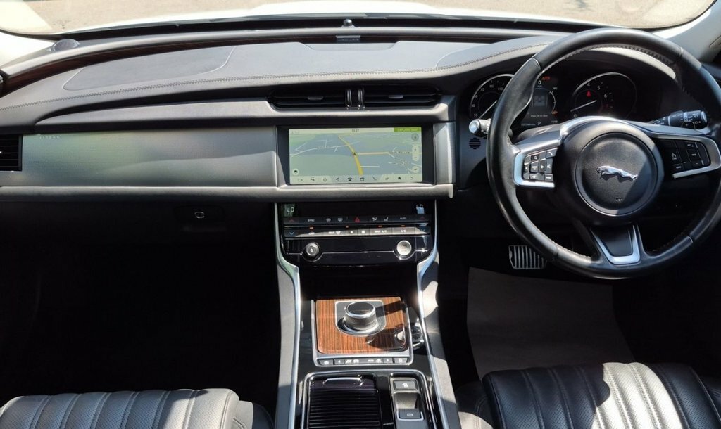 Jaguar XF 2L Portfolio White #3