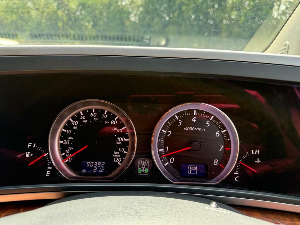 Nissan Elgrand Highway Star White #20