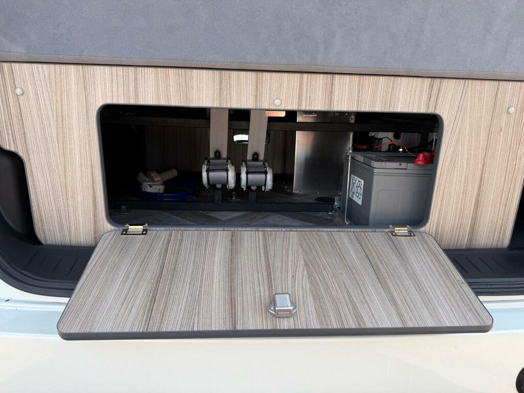 Nissan Elgrand Highway Star White #33