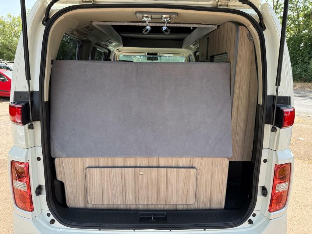 Nissan Elgrand Highway Star White #32