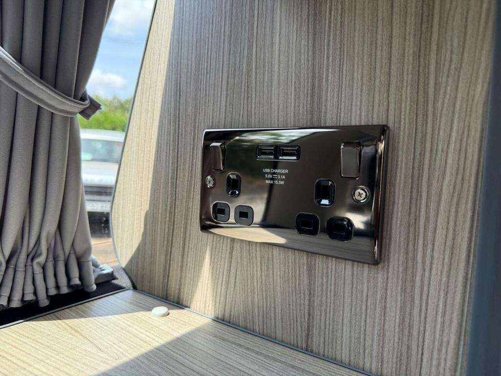 Nissan Elgrand Highway Star White #17