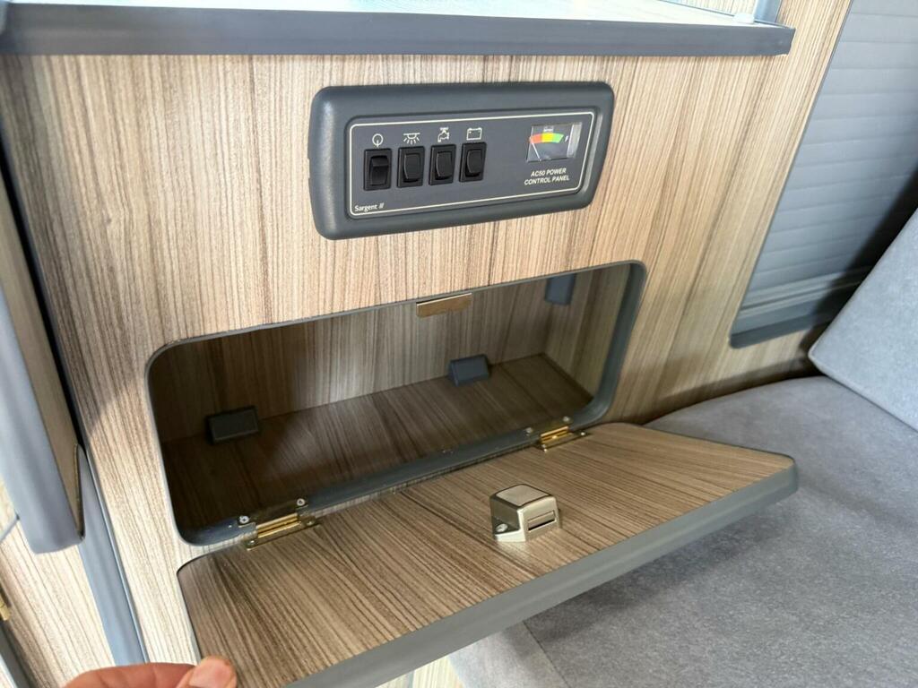 Nissan Elgrand Highway Star White #16