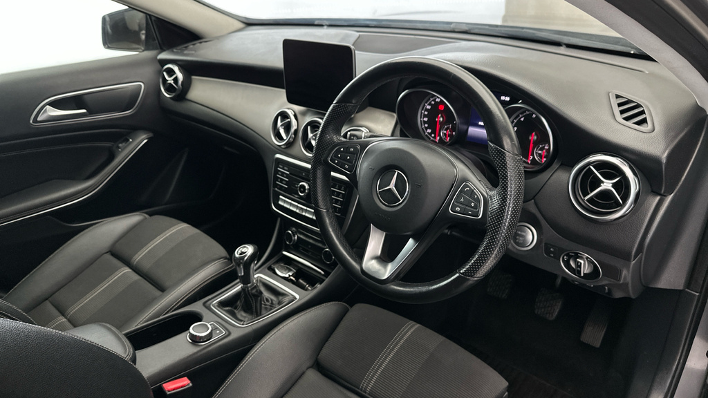 Mercedes-Benz GLA Class 200 Sport Premium Plus Suv 7G-dct Eur White #9