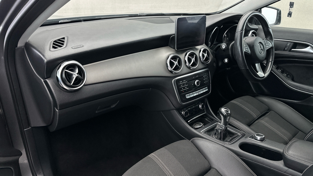 Mercedes-Benz GLA Class 200 Sport Premium Plus Suv 7G-dct Eur White #10