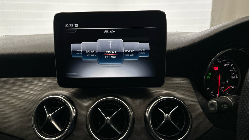 Mercedes-Benz GLA Class 200 Sport Premium Plus Suv 7G-dct Eur White #15