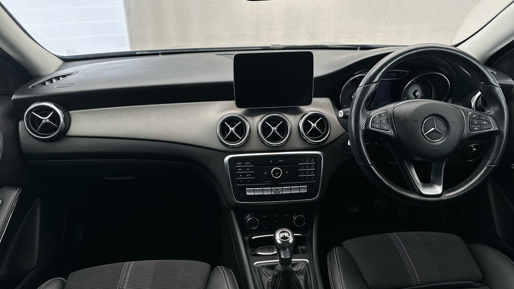 Mercedes-Benz GLA Class 200 Sport Premium Plus Suv 7G-dct Eur White #11