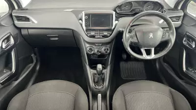 Peugeot 208 Signature White #13