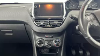 Peugeot 208 Signature White #18