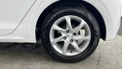 Peugeot 208 Signature White #24