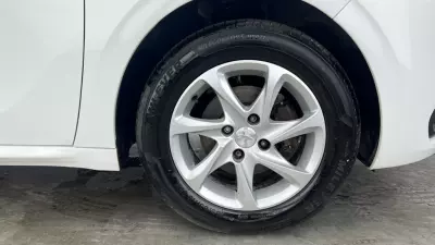 Peugeot 208 Signature White #26