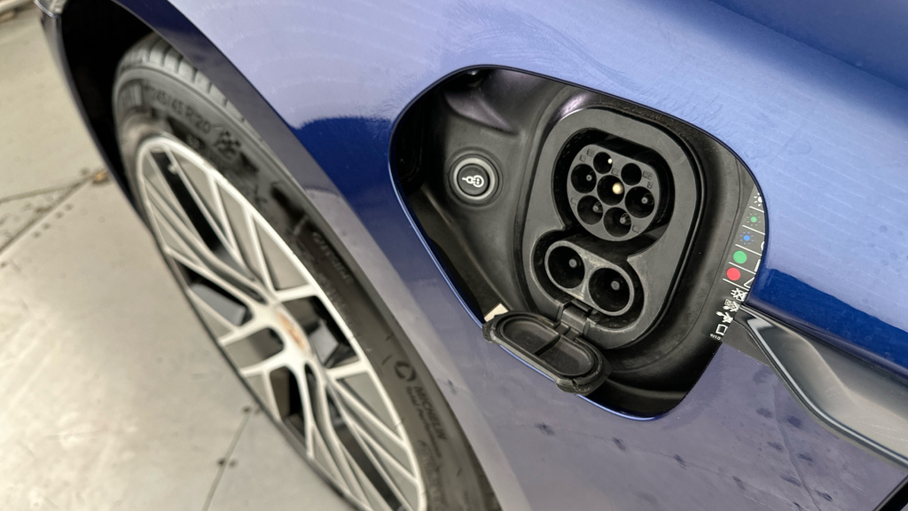 Porsche Taycan 560Kw Turbo S 93Kwh Blue #10