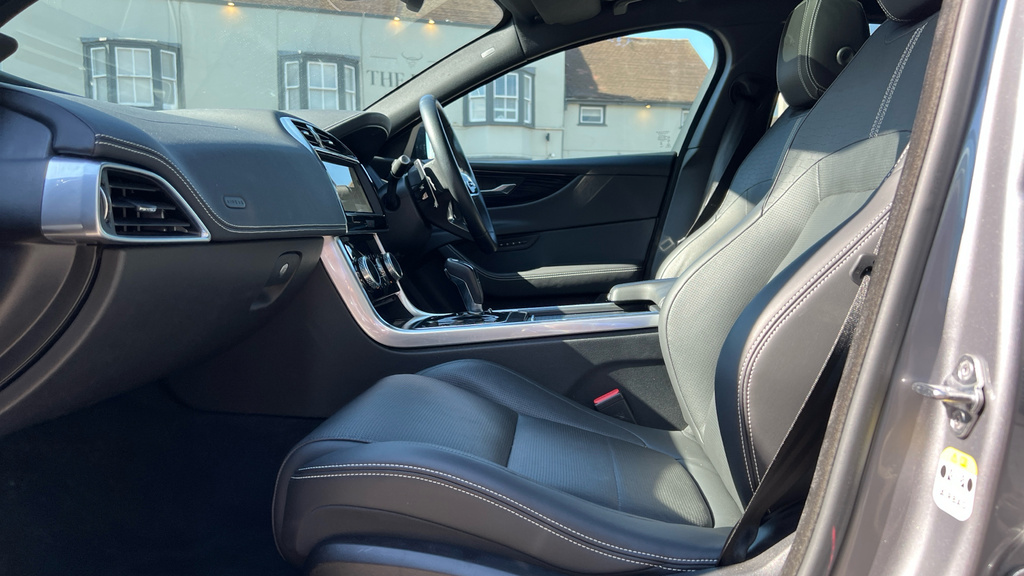 Jaguar XE R-dynamic S Blue #30