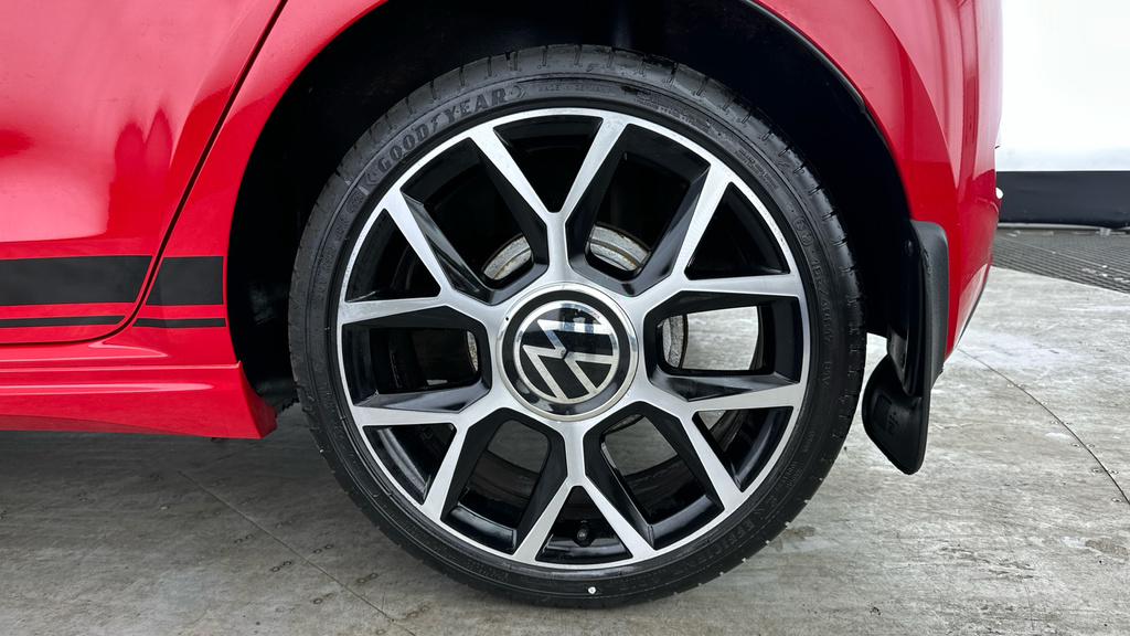 Volkswagen Up 1.0 Tsi 115 Gti Beats Sound Cruise Park Pack Black #26
