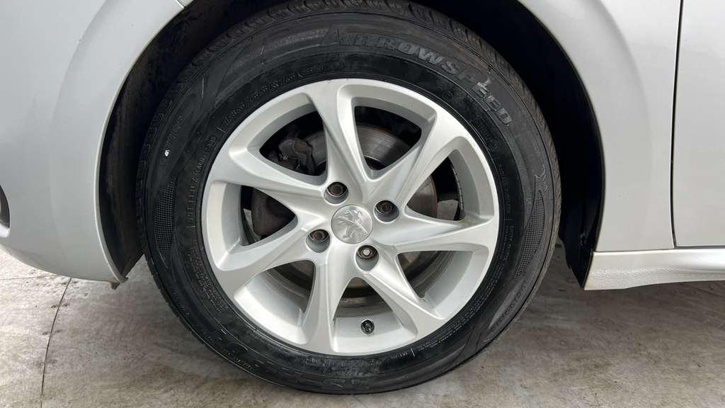 Peugeot 208 1.2L Signature White #24