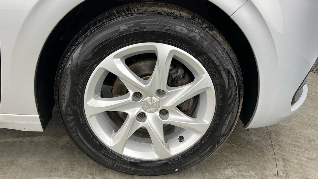 Peugeot 208 1.2L Signature White #27
